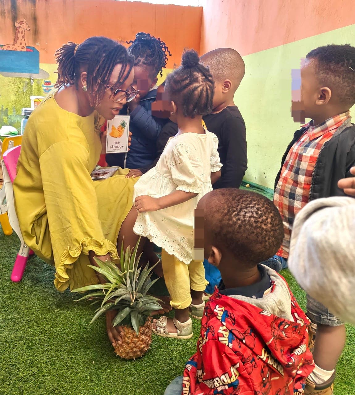 Éducatrice de MUNA Daycare avec un enfant